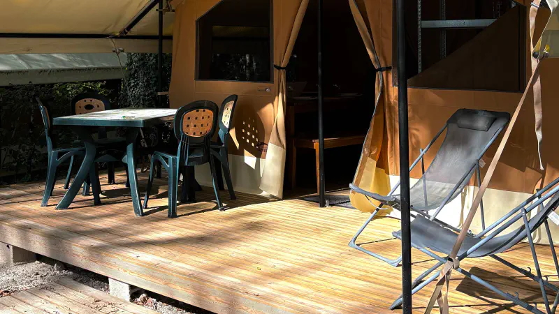 view terasse de la lodge masaai avec deux fauteuils de camping et table et chaises de jardin