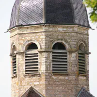 vue rapprochée du clocher de l'église de treffort-cuisiat