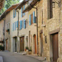 rue du village de Treffort en contre plongée