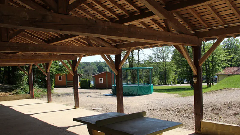 Hall couvert avec table de ping pong