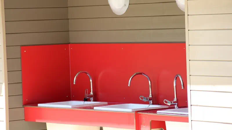 lavabo rouge sanitary facilities