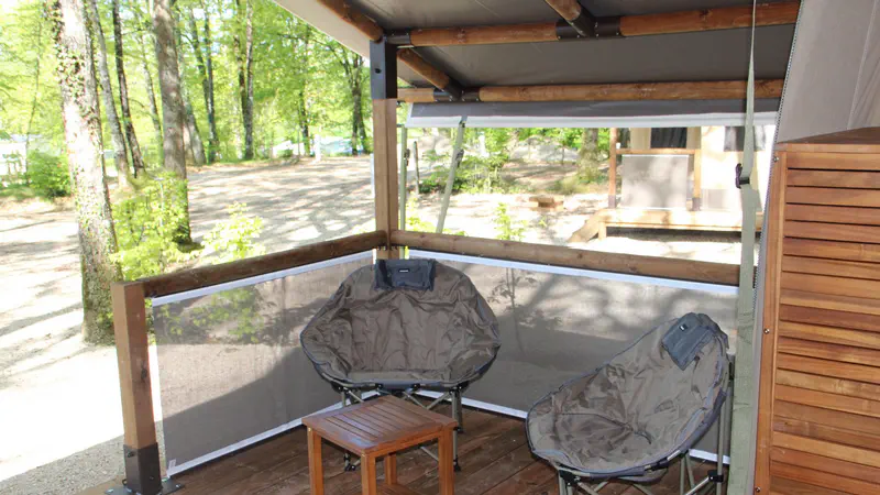 vue terasse de la lodge Mokoro avec deux fauteuils de camping